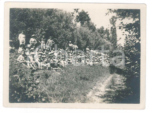 Fotografia d epoca originale 1930 ca ITALIA  COLONIE  Gruppo di bambini su un prato Foto 12x9 cm 1
