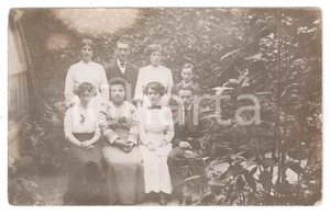 Fotografia d epoca originale 1910 ca COSTUME ITALIA Gruppo di famiglia in giardino Foto anonima 14x9 cm 1