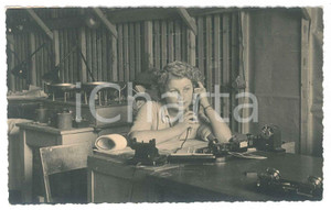 Fotografia d epoca originale 1940 ca COSTUME ITALIA Giovane segretaria al telefono Foto anonima 1