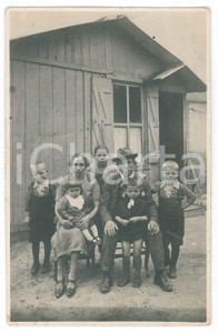 Fotografia d epoca originale 1920 ca COSTUME Famiglia con cinque figli  Ritratto Foto cartolina anonima 1