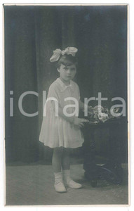 Fotografia d epoca originale 1930 ca GENOVA SESTRI Bambina con fiori sul tavolo Ritratto Foto G. ROMAGNANI 1