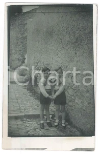 Fotografia d epoca originale 1930 ca COSTUME ITALIA Ritratto di due scolari per mano Foto anonima 9x14 cm 1