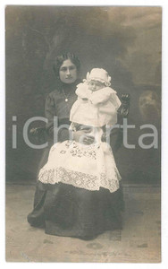 Fotografia d epoca originale 1910 ca ITALIA Madre e figlio nel giorno del Battesimo Foto cartolina 1