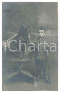 Fotografia d epoca originale 1920 ca COSTUME ITALIA Bambino cacciatore con il cane Foto anonima 9x14 cm 1