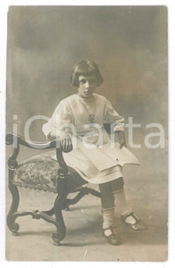 Fotografia d epoca originale 1920 ca COSTUME ITALIA  Bambina con quaderno  Ritratto  Foto anonima 9x14 cm 1