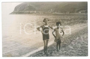 Fotografia d epoca originale 1925 ca COSTUME ITALIA  Bambine in spiaggia   Ritratto  Foto anonima 14x9 cm 1