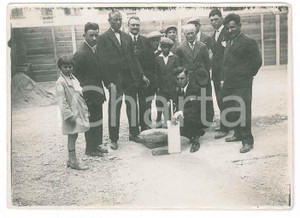Fotografia d epoca originale 1930 ca COSTUME  ITALIA  Gruppo con bambina in un cantiere Foto anonima 11x8 1