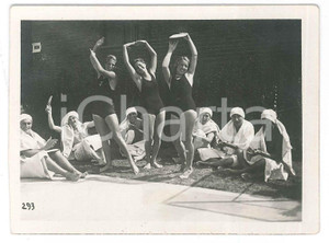 Fotografia d epoca originale 1930 ca COSTUME Giovani alle terme  Ragazze in posa Foto OTTOLENGHI RARA 12x9 1