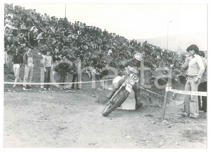 Fotografia d epoca originale 1981 NEMBRO Campionato italiano MOTOCROSS Derapata con pubblico  Foto 18x12 cm 1