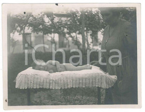 Fotografia d epoca originale 1920 ca COSTUME ITALIA  Bambino su lettino  Ritratto Foto 11x8 cm 1