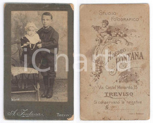 Fotografia d epoca originale 1900 ca TREVISO Bambino con la sorellina su una sedia Foto FONTANA CDV 1