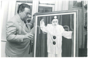 Fotografia d epoca originale 1970 ca ITALIA  LIRICA Ferruccio TAGLIAVINI con quadro di Pierrot  Foto 30x20 1