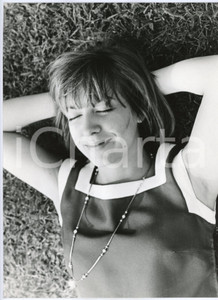 Fotografia d epoca originale 1970 ca COSTUME ITALIA Wilma GOICH  Ritratto sul prato  Foto 20x30 cm 5 1