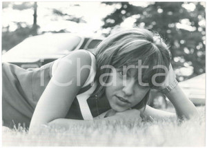 Fotografia d epoca originale 1970 ca COSTUME ITALIA Wilma GOICH  Ritratto sul prato  Foto 30x21 cm 4 1
