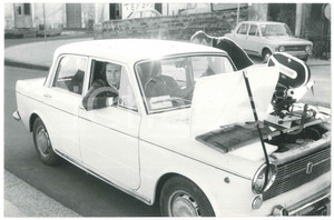 Fotografia d epoca originale 1970 ca ITALIA  CINEMA Maurizio MERLI con FIAT 1100 R sul set di un film  Foto 1