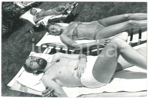 Fotografia d epoca originale 1970 ca COSTUME Marina OCCHIENA e Cristiano MINELLONO in piscina 3 Foto 1