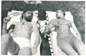 Fotografia d epoca originale 1970 ca COSTUME Marina OCCHIENA e Cristiano MINELLONO in piscina 5 Foto 1
