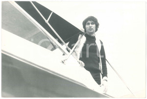 Fotografia d epoca originale 1970 ca MUSICA  I GIGANTI Bassista Sergio DI MARTINO in barca  Foto 30x20 8 1