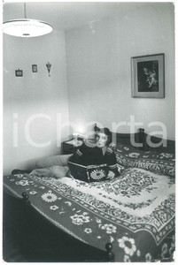 Fotografia d epoca originale 1972 COSTUME ITALIA Sciatore Piero GROS nella sua casa  Foto 20x30 cm 2 1