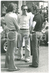 Fotografia d epoca originale 1975 ca FORMULA UNO  FERRARI  Niki LAUDA Luca CORDERO DI MONTEZEMOLO ai box 1