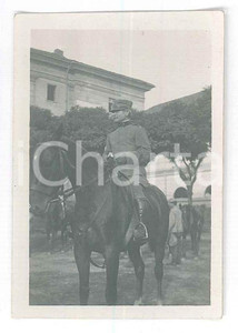 Fotografia d epoca originale 1917 WW1 ZONA DI GUERRA Ufficiale italiano a cavallo in caserma Foto 4x6 cm 1