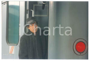Fotografia d epoca originale 1990 MILANO Stazione Centrale  Adriano CELENTANO su un treno 2 Foto di scena 1