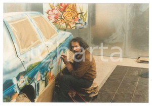 Fotografia d epoca originale 1990 ca ARTE Pittore Antonio D ATTELLIS al lavoro su un auto Foto 15x10 cm 1