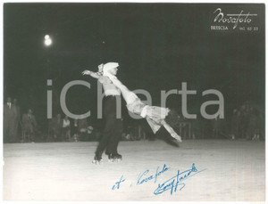 Fotografia d epoca originale 1960 ca BRESCIA  PATTINAGGIO ARTISTICO A ROTELLE  Coppia in gara Foto 24x18 1