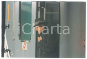 Fotografia d epoca originale 1990 MILANO Stazione Centrale  Adriano CELENTANO su un treno 1 Foto di scena 1
