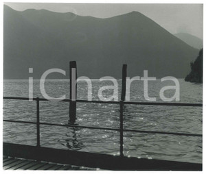 Fotografia d epoca originale 1960 ca LAGO DI GARDA Molo e pali da ormeggio  Panorama  Foto 21x18 cm 1