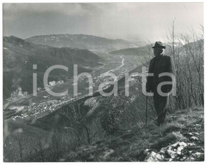 Fotografia d epoca originale 1960 ca VAL CAMONICA  VAL TROMPIA Anziano ammira il panorama  Foto 23x18 cm 1