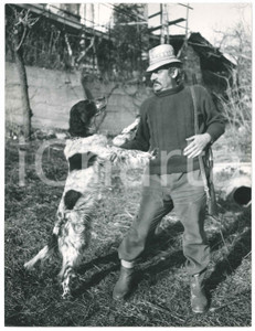 Fotografia d epoca originale 1960 ca VAL CAMONICA  VAL TROMPIA Cacciatore con il suo cane  Foto 18x24 cm 1