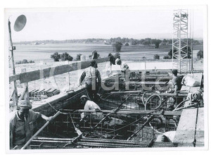 Fotografia d epoca originale Giugno 1958 GINEVRA Costruzione CERN  Main building  Posa cavi 3 Foto 1