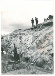 Fotografia d epoca originale 1965 ca SARDEGNA GALLURA CAPICHERA Scavo galleria artificiale  Cantiere Foto 1