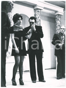 Fotografia d epoca originale 1975 SARONNO Teatro  GRUPPO PALCOSCENICO Settimo: ruba un po  meno  Foto 7 1