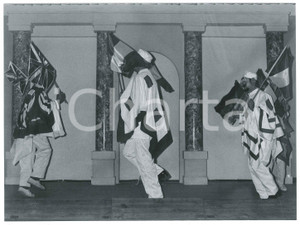 Fotografia d epoca originale 1975 SARONNO Teatro  GRUPPO PALCOSCENICO Settimo: ruba un po  meno  Foto 10 1