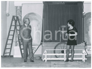 Fotografia d epoca originale 1975 SARONNO Teatro  GRUPPO PALCOSCENICO Settimo: ruba un po  meno  Foto 16 1