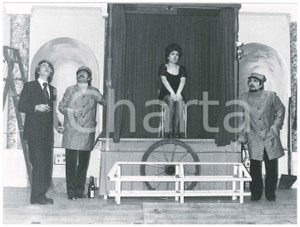 Fotografia d epoca originale 1975 SARONNO Teatro  GRUPPO PALCOSCENICO Settimo: ruba un po  meno  Foto 17 1
