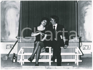 Fotografia d epoca originale 1975 SARONNO Teatro  GRUPPO PALCOSCENICO Settimo: ruba un po  meno  Foto 18 1