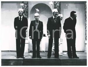 Fotografia d epoca originale 1975 SARONNO Teatro  GRUPPO PALCOSCENICO Settimo: ruba un po  meno  Foto 3 1