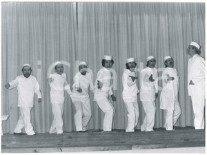 Fotografia d epoca originale 1975 SARONNO Teatro  GRUPPO PALCOSCENICO Settimo: ruba un po  meno  Foto 20 1