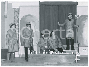 Fotografia d epoca originale 1975 MILANO Teatro  GRUPPO PALCOSCENICO Settimo: ruba un po  meno  Foto 3 1