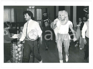 Fotografia d epoca originale 1985 ca ITALIA MUSICA Donatella RETTORE Claudio REGO a un evento 3 Foto 24x18 1