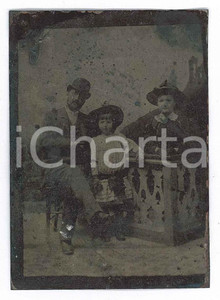 Fotografia d epoca originale 1890 ca ITALIA Ritratto di famiglia con bambina  Foto FERROTIPIA 6x9 cm 1