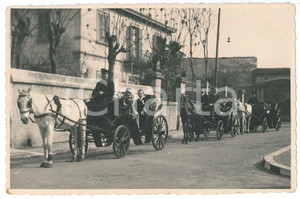 Fotografia d epoca originale 1930 ca COSTUME  MILANO  Passaggio di carrozze  Foto BELLINA 18x13 cm 1