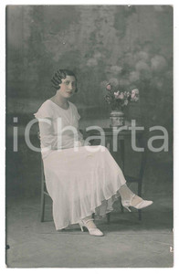 Fotografia d epoca originale 1920 ca COSTUME ITALIA Giovane donna in abito bianco Foto anonima 9x14 cm 1