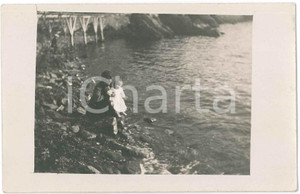 Fotografia d epoca originale 1925 ca COSTUME ITALIA Madre e figlia al fiume  Foto anonima 14x9 cm 1