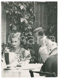 Fotografia d epoca originale 1937 VENEZIA  Elie DUPONT  Amanti americani a colazione Foto gossip 10x13 1
