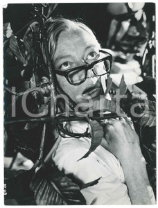 Fotografia d epoca originale 1940 ca CINEMA ITALIA Attore nascosto in un giardino  Foto di scena 18x24 cm 1