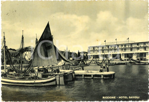 Cartolina originale da collezione 1951 RICCIONE RN Hotel Savioli e imbarcazioni nel porto  Cartolina FG VG 1